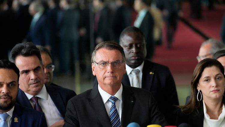 "Ich möchte mich bei den 58 Millionen Brasilianern bedanken, die mich am 30. Oktober gewählt haben", sagte Bolsonaro in seiner kurzen Rede.