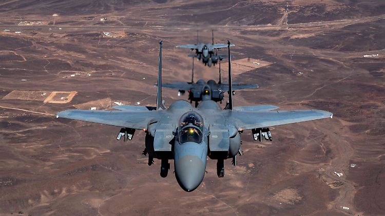 F-15E-Kampfflugzeuge der U.S. Air Force fliegen während einer Übung in Formation mit F-15E-Kampfflugzeugen der saudi-arabischen Luftwaffe.