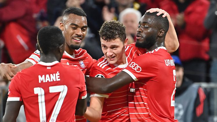 Benjamin Pavard (Mitte) ließ den FC Bayern jubeln.