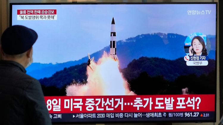 Eine südkoreanische Nachrichtensendung zeigt die Archivaufnahme eines nordkoreanischen Raketenstarts.