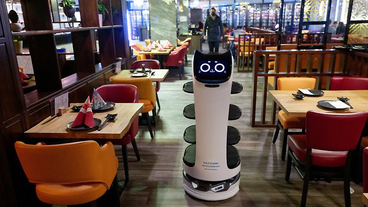 Der Serviceroboter Miaomiao fährt im Sushi-Restaurant Nakoyashi autonom durch das Lokal.