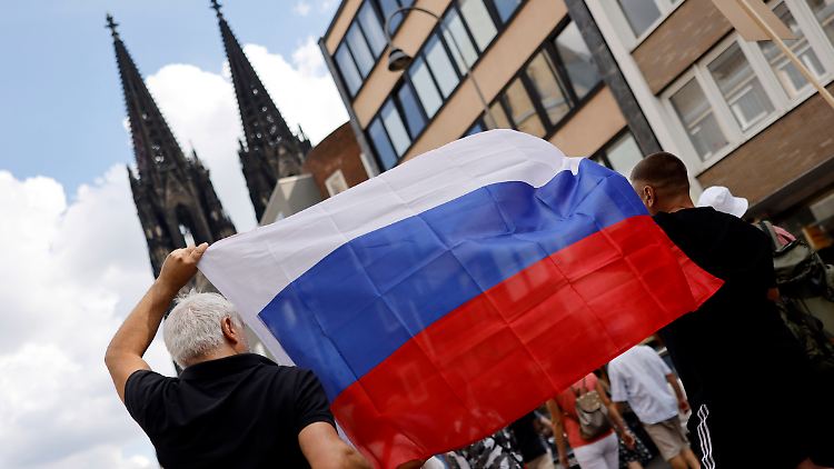 Bei pro-russischen Demonstrationen schwenkten Teilnehmer russische und deutsche Flaggen, hier am 4. September in der Kölner Innenstadt.