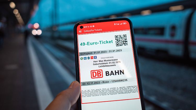 Für die Umsetzung müssten Automaten umgestellt, Tarifsysteme angepasst und Gremienbeschlüsse gefasst werden, gab Verkehrsminister Herrmann zu Bedenken.