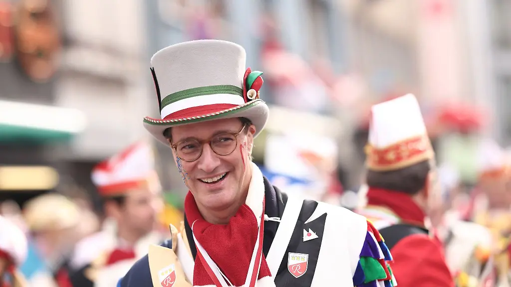 Nordrhein-Westfalens-Ministerpraesident-Hendrik-Wuest-laeuft-im-Rosenmontagsumzug-mit