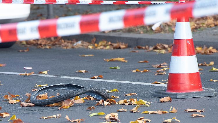 Die Radfahrerin sei unter dem Betonmischer eingeklemmt worden, teilte ein Sprecher der Feuerwehr mit.