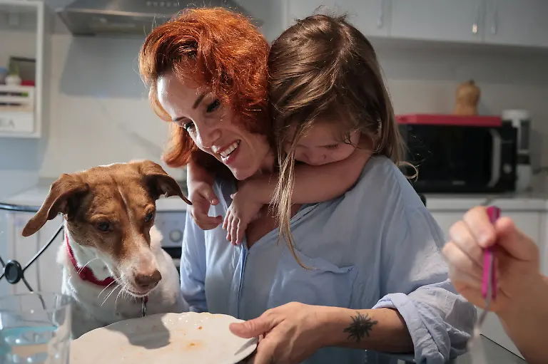 2024-06-03T081230Z-667981249-RC2WS7A5XSOD-RTRMADP-3-ALBANIA-LGBT-FAMILY