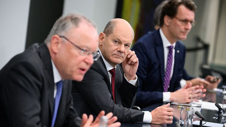 Es gibt viel zu klären zwischen Bundeskanzler Olaf Scholz und den Länderchefs - darunter Stephan Weil (l.) und Hendrik Wüst (r.). 