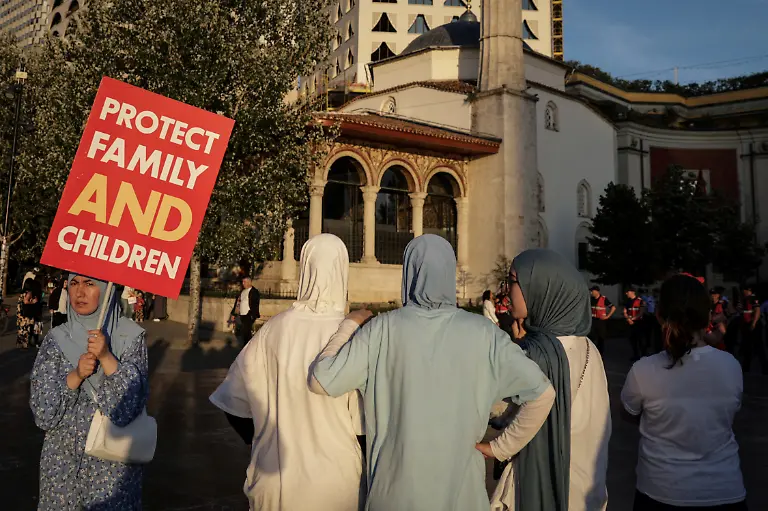 2024-06-03T081246Z-1243659914-RC26X7AJAXZB-RTRMADP-3-ALBANIA-LGBT-FAMILY