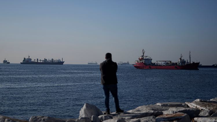 Zahlreiche Frachter warten derzeit auf die Durchfahrt ins Schwarze Meer. 