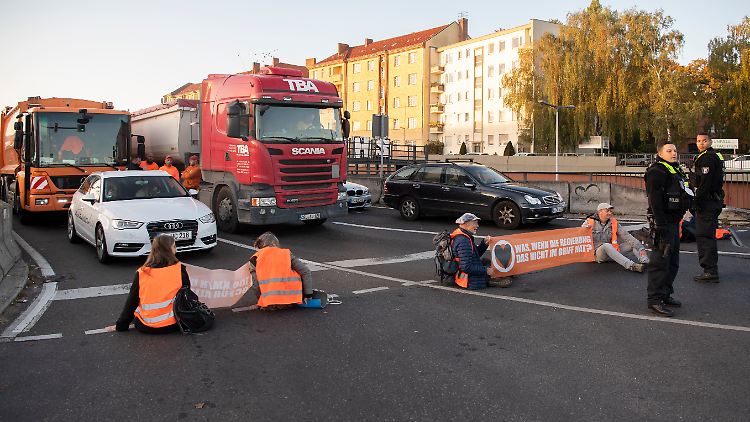 Klimaaktivisten der "Letzten Generation" blockieren eine Autobahnausfahrt in Berlin.