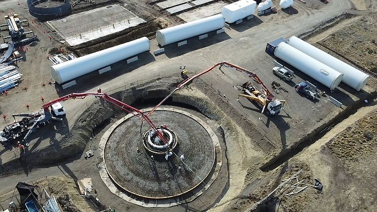 Die Produktionskapazitäten für E-Fuels sind noch im Aufbau - ein Projekt, das noch eine Weile dauern dürfte.