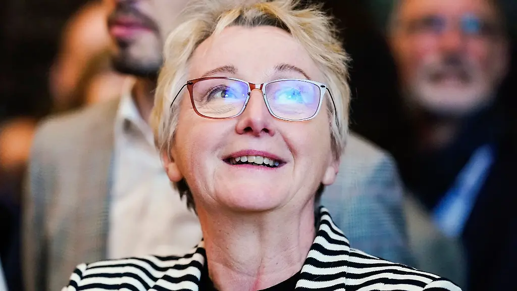 Theresia-Bauer-Buendnis-90-Die-Gruenen-verfolgt-im-Rathaus-bei-der-Oberbuergermeisterwahl-eine-Hochrechnung