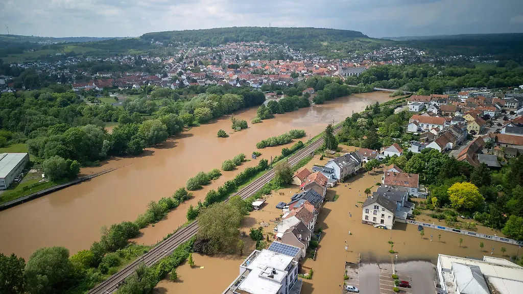 Die-Elsaesser-Strasse-steht-immer-noch-unter-Wasser-und-ist-fuer-Fussgaenger-nicht-passierbar-Bewohner-im-ueberschwemmten-Kleinblittersdorf-werden-mit-Feuerwehr-Booten-von-ihren-Haeusern-zum-Einkaufsmarkt-gebracht-Wer-im-Haus-bleibt-wird-von-Helfern-versorgt-Derzeit-sind-nach-Angaben-der-Feuerwehr-70-Menschen-von-der-Aussenwelt-abgeschnitten-Das-Wasser-steht-immer-noch-huefthoch