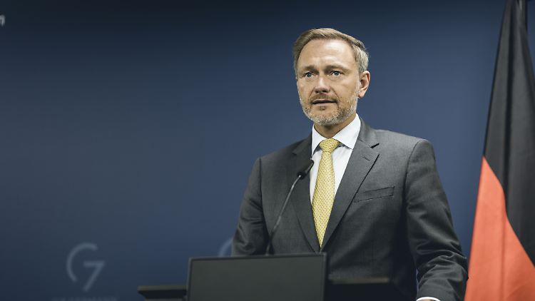 Lindner stellt auf einer Pressekonferenz in Berlin seine Pläne vor.