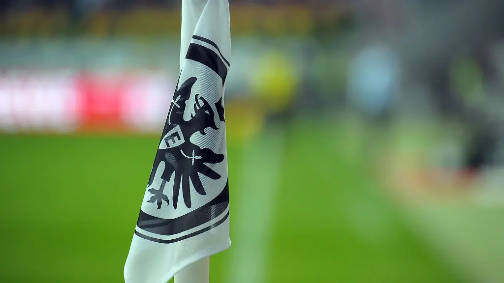 Eine-Eckfahne-ist-mit-dem-Adler-der-Eintracht-Frankfurt-versehen