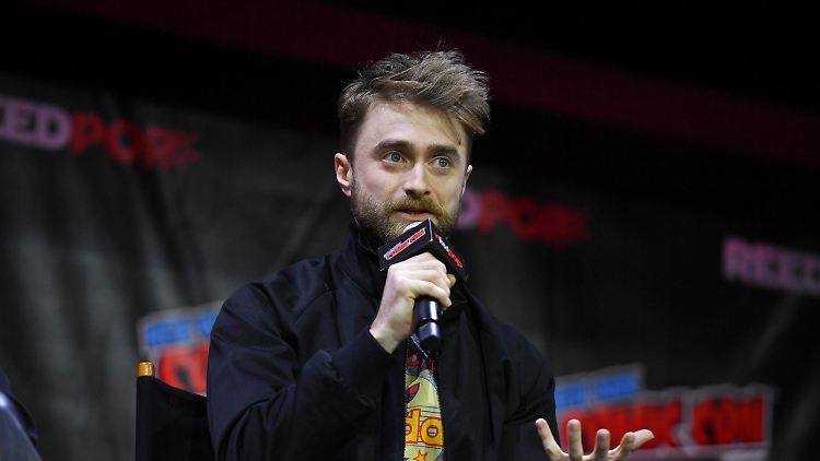 Radcliffe unterstützt seit dem Jahr 2010 lautstark die Organisation "The Trevor Project" mit ihrer Krisenhotline für junge Menschen.