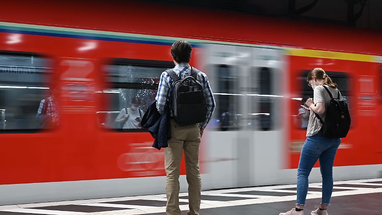 Die bundesweit gültige Fahrkarte soll "Deutschlandticket" heißen.