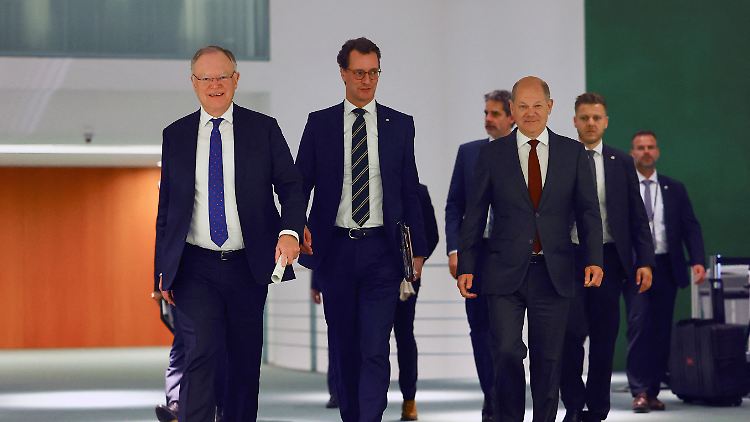 Bundeskanzler Olaf Scholz (r.), Niedersachsens Ministerpräsident Stephan Weil (l.) und Nordrhein-Westfalens Ministerpräsident Hendrik Wüst.