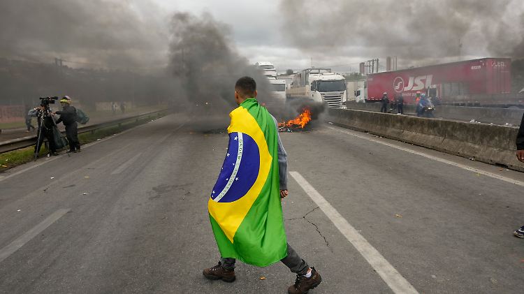 Seit Tagen demonstrieren Anhänger des rechten Präsidenten Bolsonaro gegen den Wahlsieg des linksgerichteten Politikers Lula.
