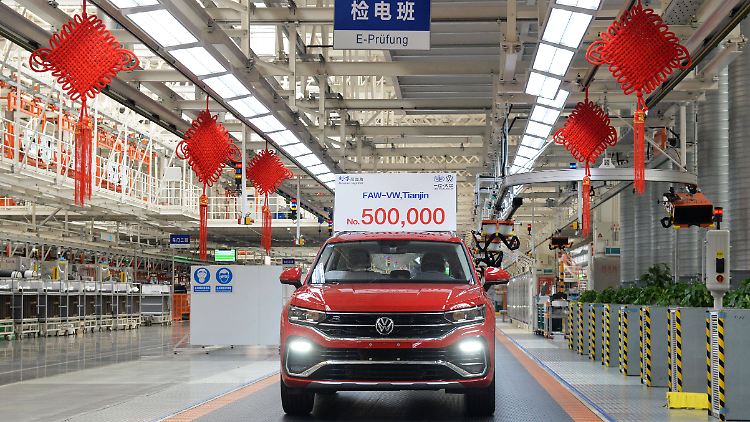 Bei den Unstimmigkeiten zwischen Deutschland und China stehen vor allem die deutschen Autobauer im Fokus. China ist der wichtigste Absatzmarkt für sie. VW verkauft dort 37 Prozent seiner Fahrzeuge. Bei Mercedes und BMW ist es in etwa jedes dritte Fahrzeug. 