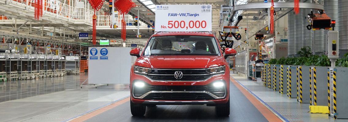 China ist der wichtigste Absatzmarkt für deutsche Autobauer . VW verkauft dort 37 Prozent seiner Fahrzeuge. Bei Mercedes und BMW ist es in etwa jedes dritte Fahrzeug.