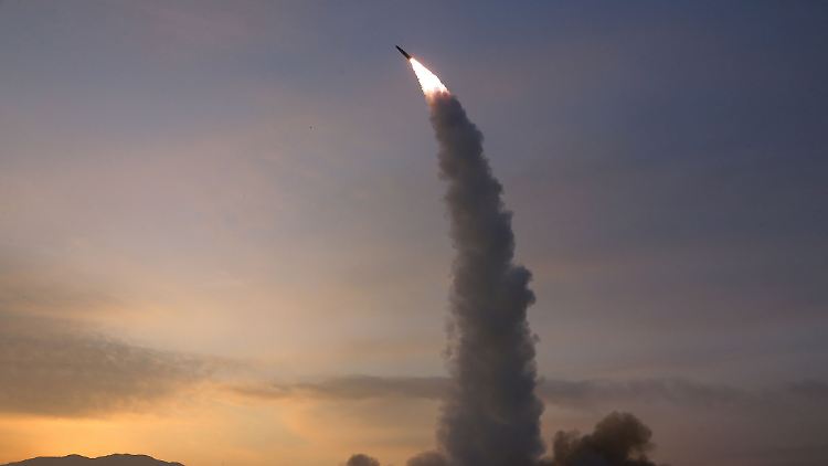 Erst am Mittwoch hatte Nordkorea nach Angaben des südkoreanischen Militärs über den Tag verteilt mehr als 20 Raketen abgefeuert.