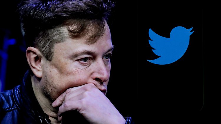 Elon Musk hat bei der Übernahme von Twitter dem Unternehmen offenbar einen gigantischen Schuldenberg aufgehäuft.