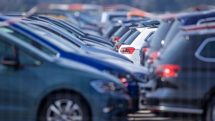 Die Produktion der Autohersteller läuft wieder gut, dafür schwächelt nun die Nachfrage nach Neuwagen. 