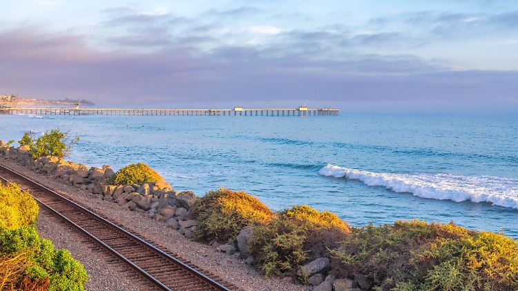 Die Schienen bei San Clemente führen direkt an der Küste entlang, der Bahndamm muss inzwischen mit Tonnen von Steinen vor dem Wasser geschützt werden.