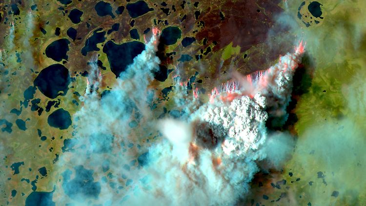 Das Satellitenbild zeigt eine 30 Kilometer breite Waldbrandfront in der sibirischen Arktis, aufgenommen am 6. August 2020.