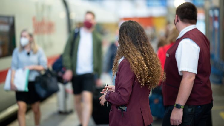 Das Personal der Deutschen Bahn wurde Mitte 2020 neu eingekleidet und trägt seither die Farben Burgundy und Dunkelblau.