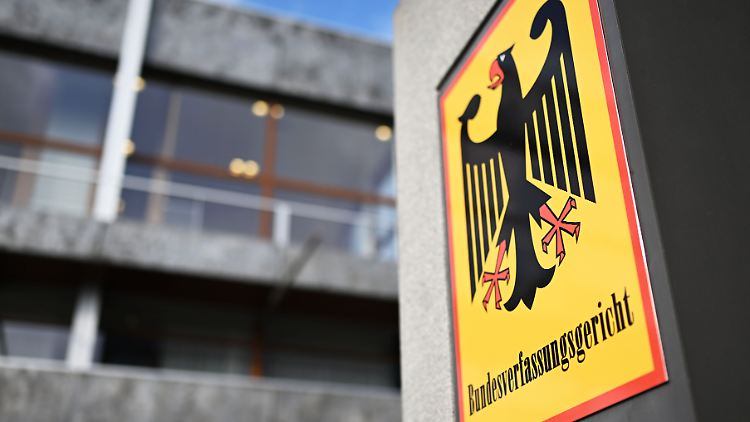 Das Gericht erklärte, dass die aktuelle Regelung gegen das Grundrecht auf informationelle Selbstbestimmung verstoße. 