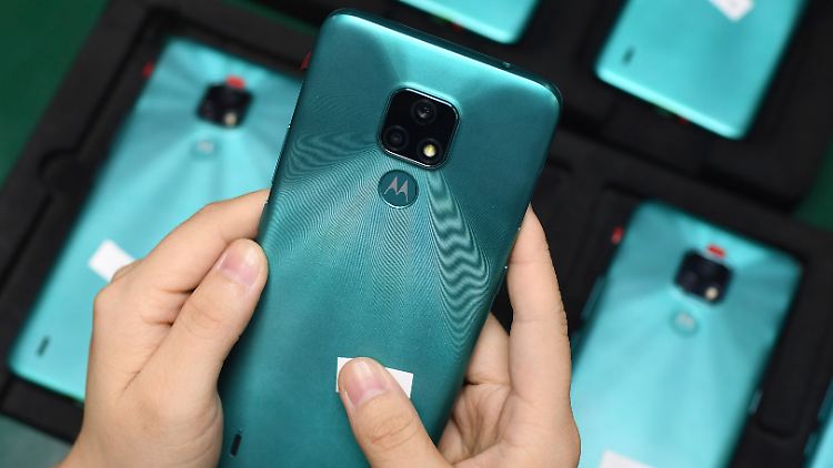 Die weltweiten Krisen lassen die Nachfrage nach Smartphones rapide sinken.