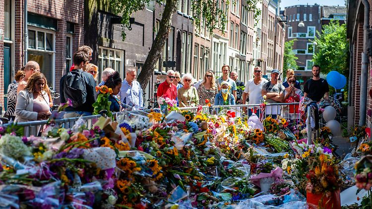 Der Mord an de Vries hat die Niederlande erschüttert. Etliche Menschen legten am Tatort in Amsterdam Blumen nieder.