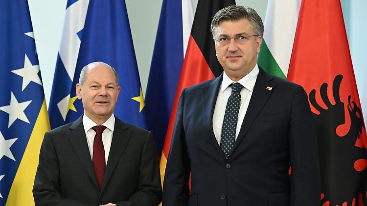 Olaf Scholz begrüßt auf dem Westbalkangipfel unter anderem den kroatischen Premierminister Andrej Plenković. 