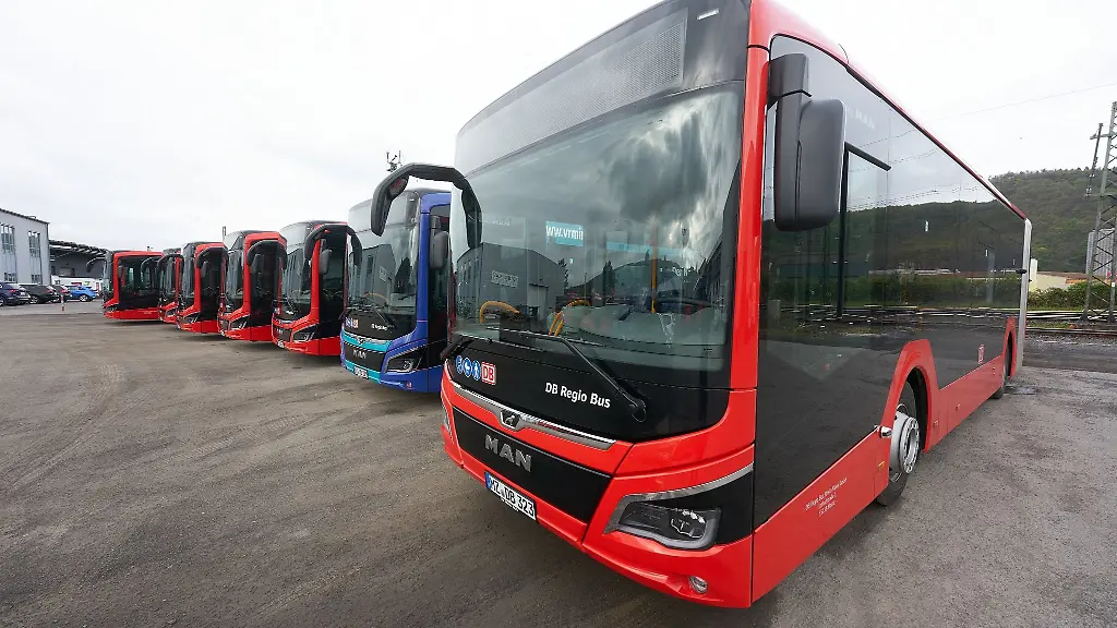 Linienbusse-stehen-auf-dem-Betriebshof-von-DB-Regio