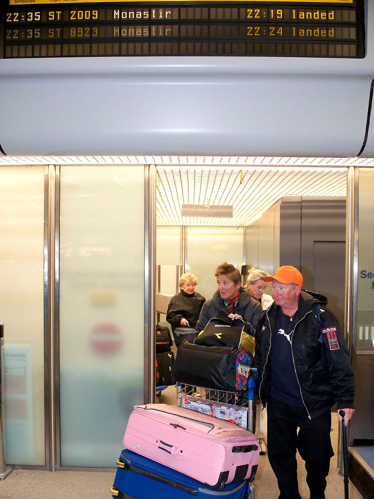 Tunesien-Urlauber kommen auf dem Flughafen Tegel an.