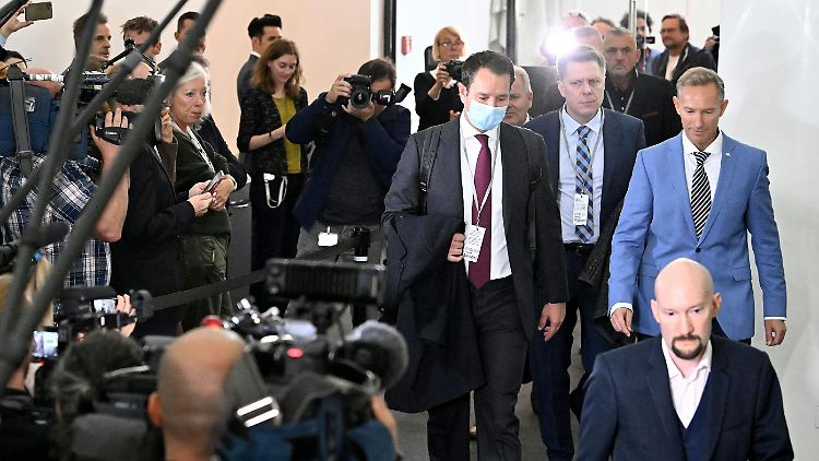 Der ehemalige Chef der österreichischen Staatsholding Öbag, Thomas Schmid (Mitte, mit Maske), war der Justiz gegenüber noch gesprächsfreudig.