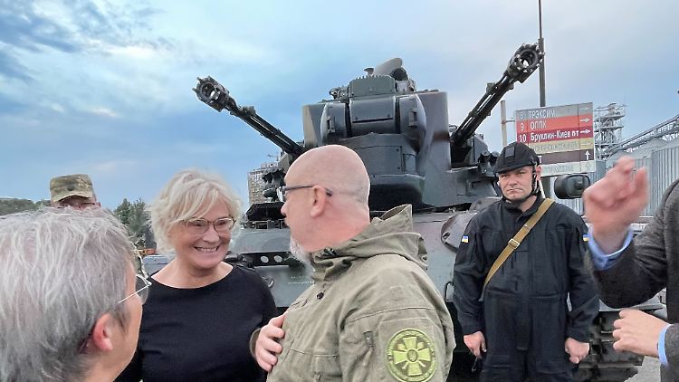 Bundesverteidigungsministerin Lambrecht, hier vor einem "Gepard"-Panzer in Odessa, würde an die Ukraine gerne mehr Munition abgeben.