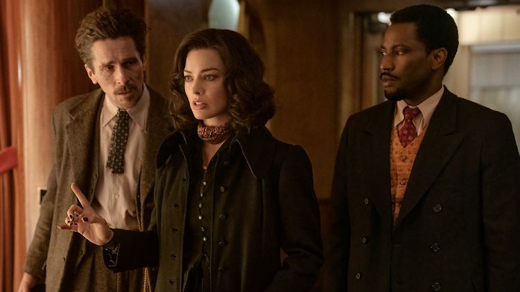 Werden zur Schicksalsgemeinschaft: Burt Berendsen (Christian Bale), Valerie Voze (Margot Robbie) und Harold Woodman (John David Washington, v.l.).