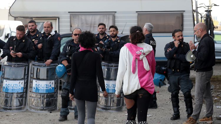 Am Montag lösten Hunderte Polizisten eine unerlaubte Halloween-Party in Modena auf.
