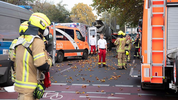 Am Montag überrollte in Berlin ein Betonmischer eine Radfahrerin. Ein Rüstwagen der Feuerwehr - ein Spezialfahrzeug, das helfen sollte, die Verletzte zu befreien - kam wegen eines Staus zu spät zur Unfallstelle.