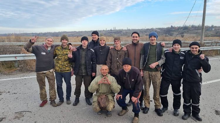 Der Chef des Kiewer Präsidialamts teilte Schnappschüsse der befreiten ukrainischen Männer.