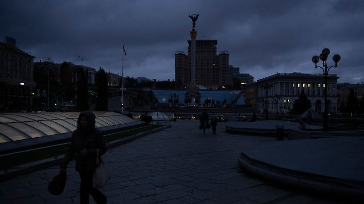 Kiew im Dunkeln - wegen der Schäden am Stromnetz durch russischen Beschuss war Ende Oktober in allen ukrainischen Regionen erneut stundenweise der Strom abgeschaltet worden.