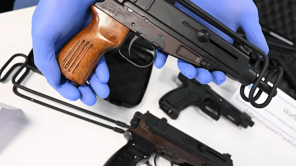 Eine-tschechische-Skorpion-Maschinenpistole-gehoert-zu-einer-beschlagnahmten-Waffenlieferung-die-auf-der-Jahres-Pressekonferenz-von-Hauptzollamt-und-Zollfahndungsamt-Frankfurt-am-Main-am-Flughafen-vorgestellt-wird