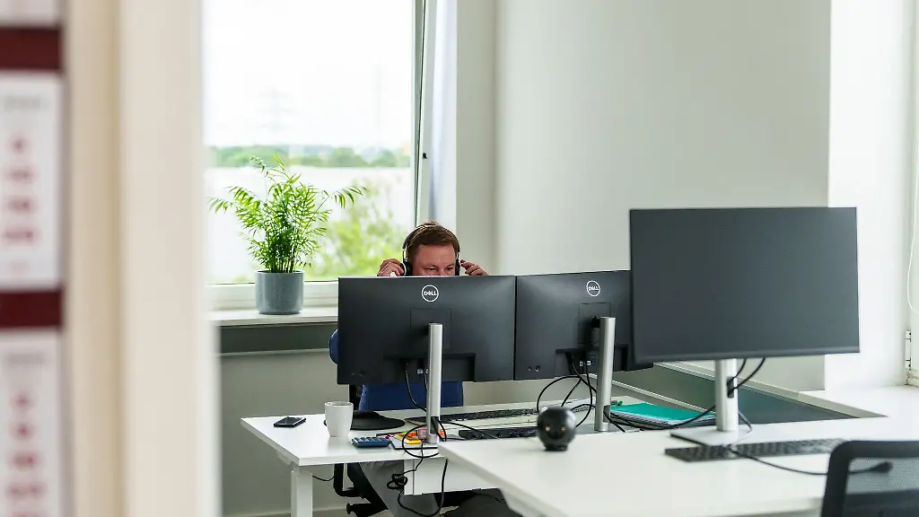 Ein-Kunde-arbeitet-im-CoWorking-A66-in-seinem-Buero