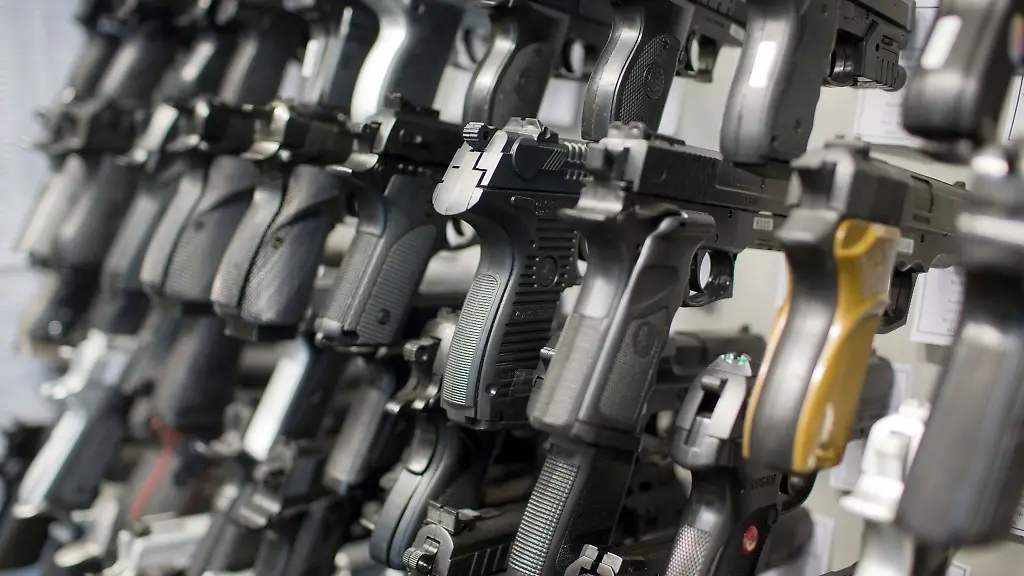 Pistolen-in-der-Waffenkammer-des-Landeskriminalamtes-LKA-in-Rampe-Mecklenburg-Vorpommern