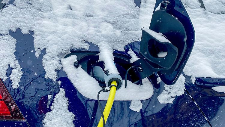 Sehr frostige Zustände mögen die Akkus von E-Autos nicht Eine warme Batterie lädt laut Experten zudem schneller als eine kalte.