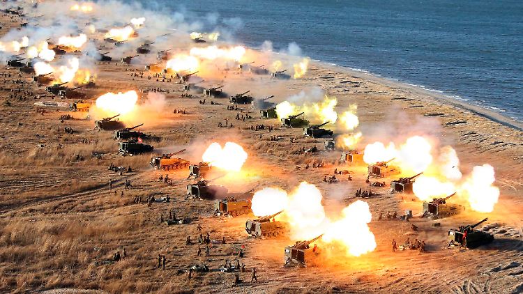 Nordkoreanische Geschütze feuern während einer Übung im Jahr 2016 ins Meer. 
