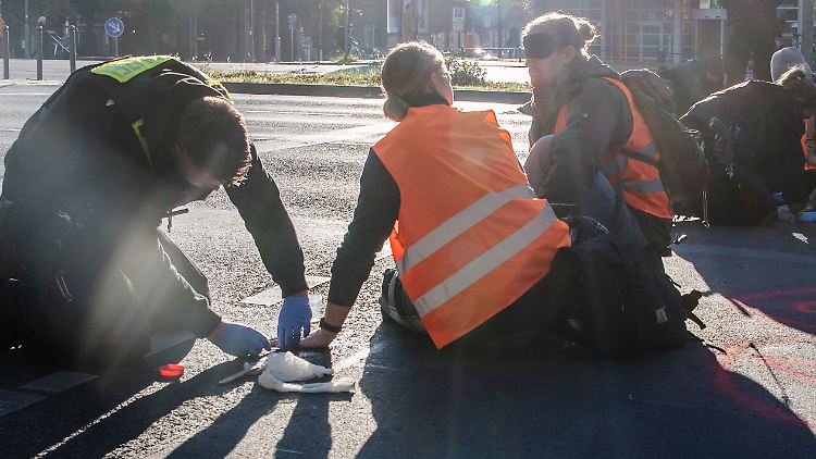 Eine Straßenblockade von Klimaaktivisten der "Letzten Generation" soll Rettungsmaßnahmen einer verunglückten Radfahrerin behindert haben. 